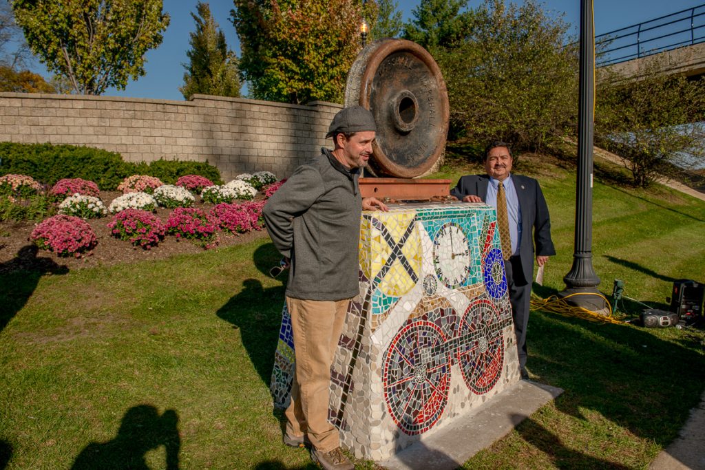 Photo of unveiling of Signa Rotae sculpture with artist and Mayor Pineda
